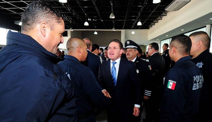 Anuncia Aispuro programa de vivienda y mejores salarios para policías