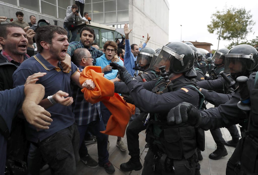 Catalanes votan en consulta con amplia presencia policial