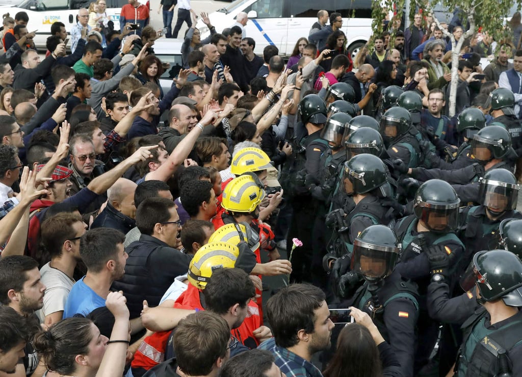 Más de 300 heridos en altercados en referéndum de Cataluña