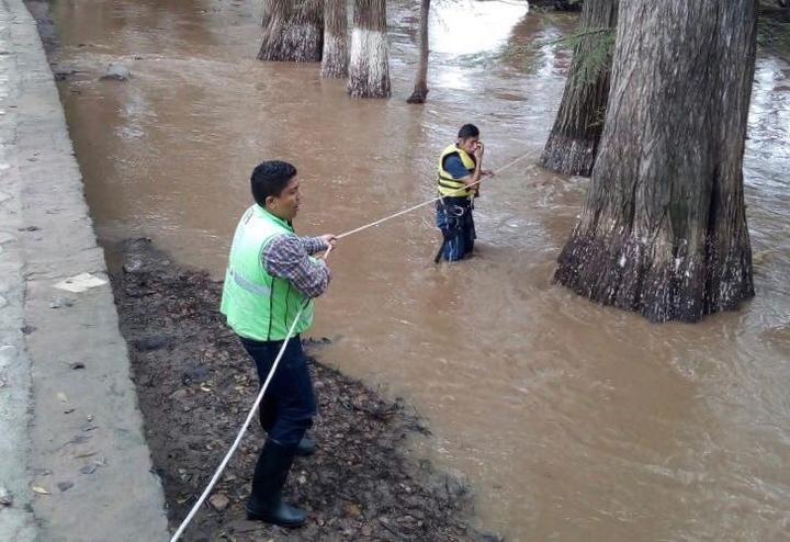 Amigos ebrios lo avientan al río; muere ahogado