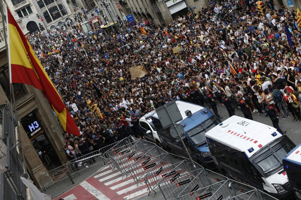 Protestan miles en Cataluña por actuación policial