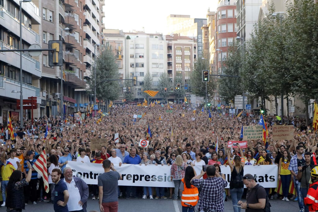 Rechazan catalanes en las calles actuación de la policía