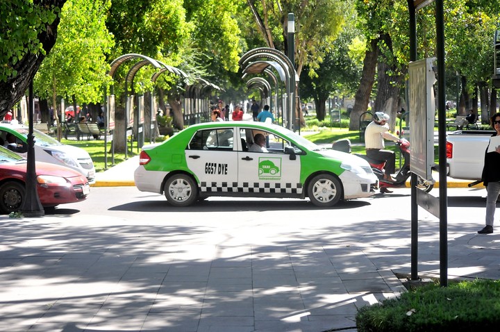 Buscarán mejorar el servicio de taxi turístico