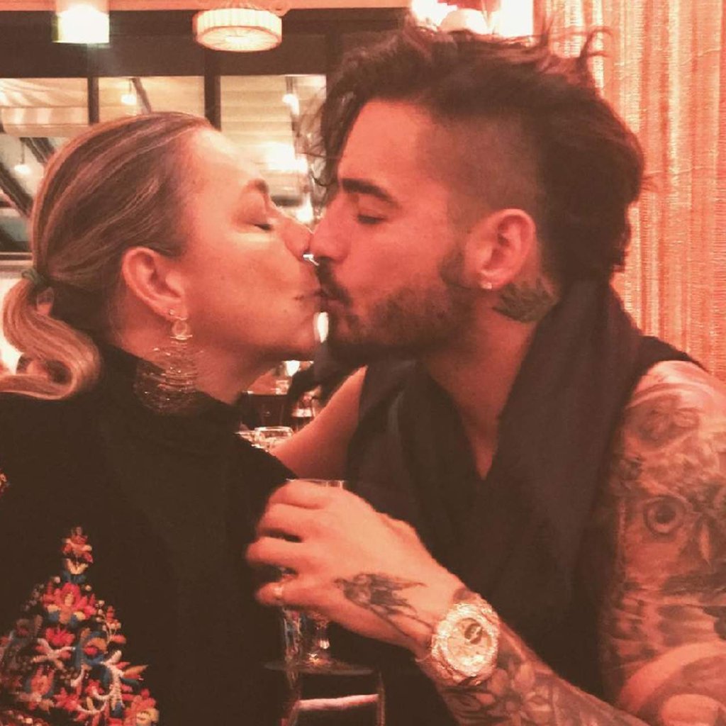 Maluma en la polémica por besar a su mamá en la boca