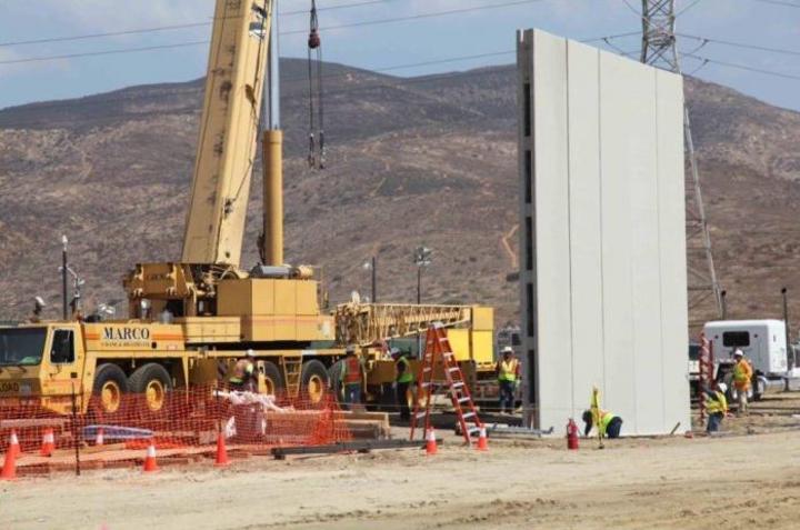 Construyen empresas 'probaditas' de muro