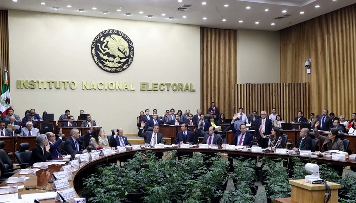 INE elige a los seis nuevos consejeros