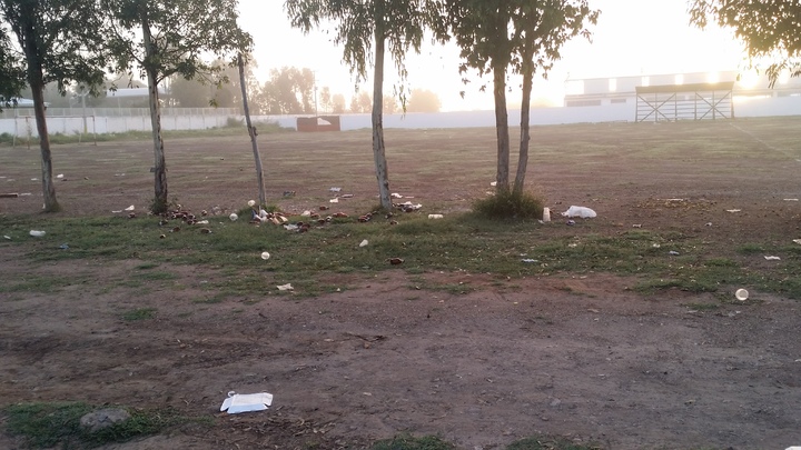 Dejan basura en cancha de futbol