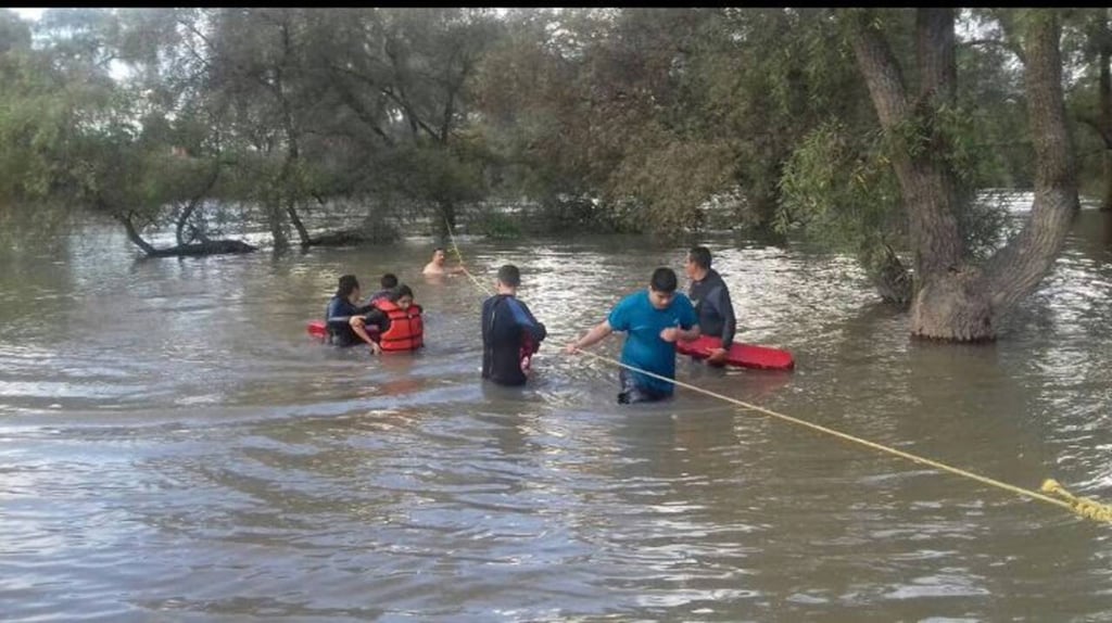 Salvan a dos paseantes en brazo del río El Tunal