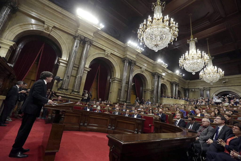 Puigdemont declara independencia pero la suspende