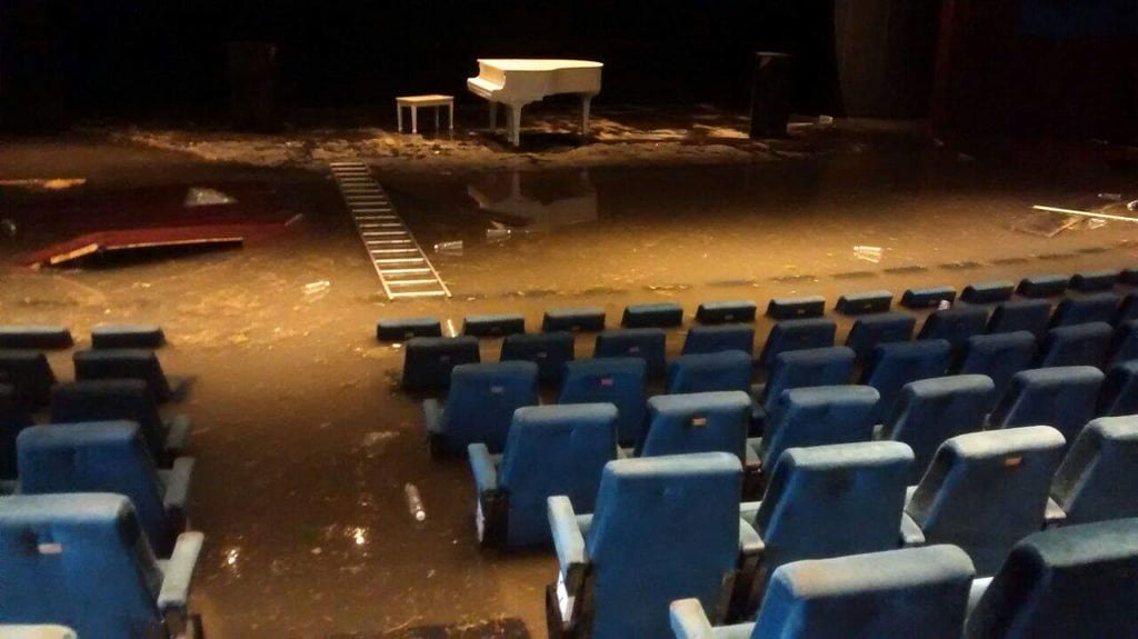 Lluvias inundan el teatro Alberto M. Alvarado en Gómez Palacio