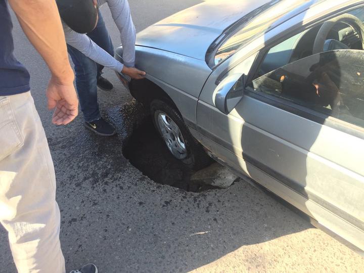 Cae auto en hoyanco en Jardines de Durango