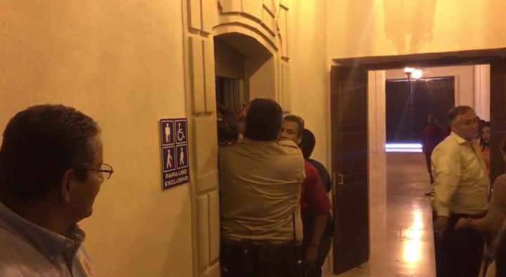 Rescatan a personas atrapadas del elevador del Museo Francisco Villa