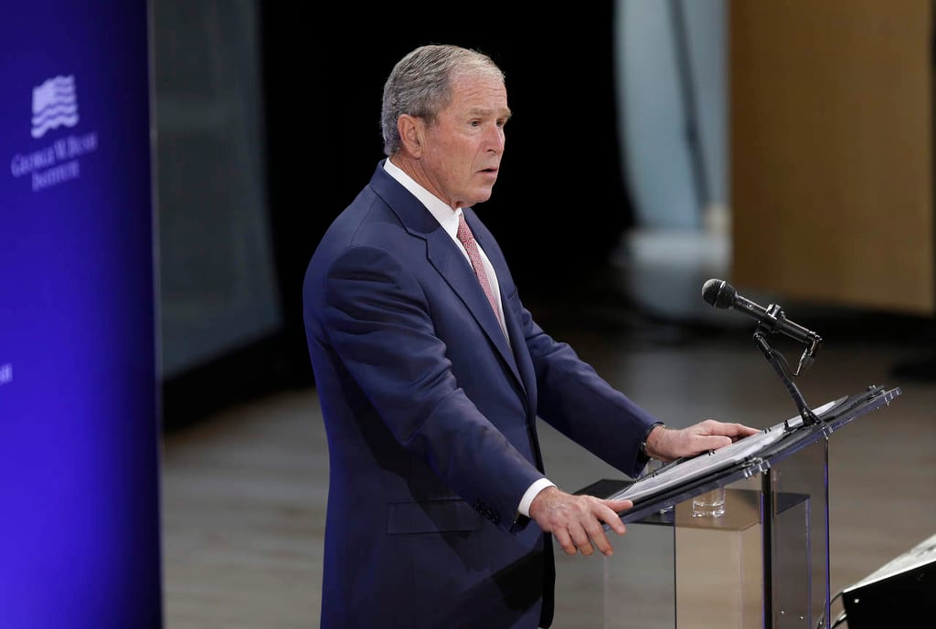 Descalifica Bush políticas de Trump en comercio y migración
