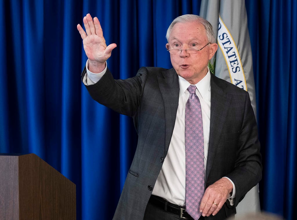 Sessions defiende prohibición de 'ciudades santuario' en Texas