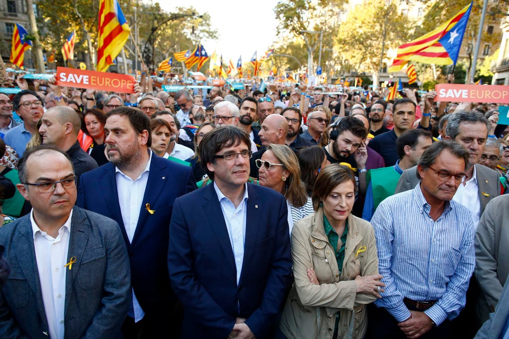 Autoridades y miles de catalanes protestan contra el Gobierno español