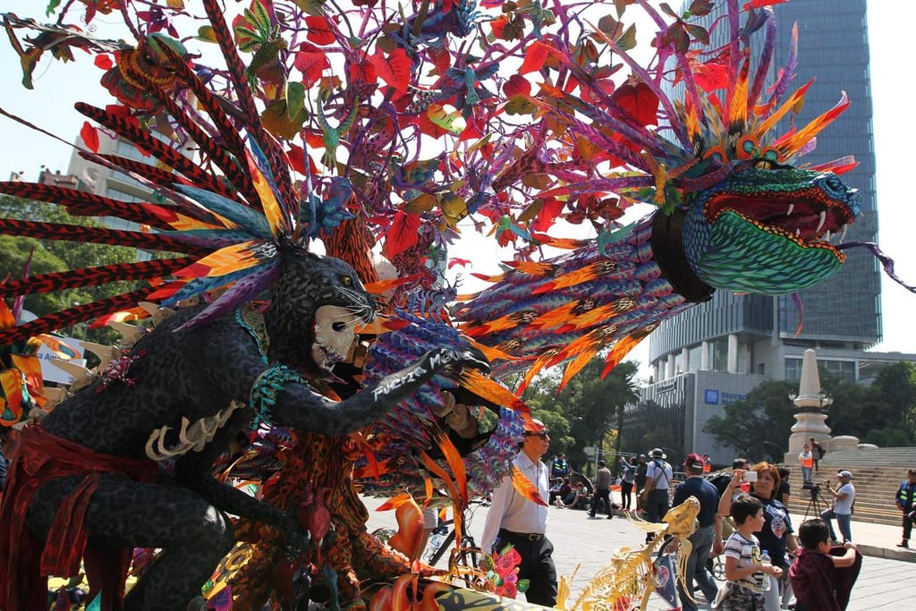 Desfile de alebrijes se anticipa a festejos del Día de Muertos
