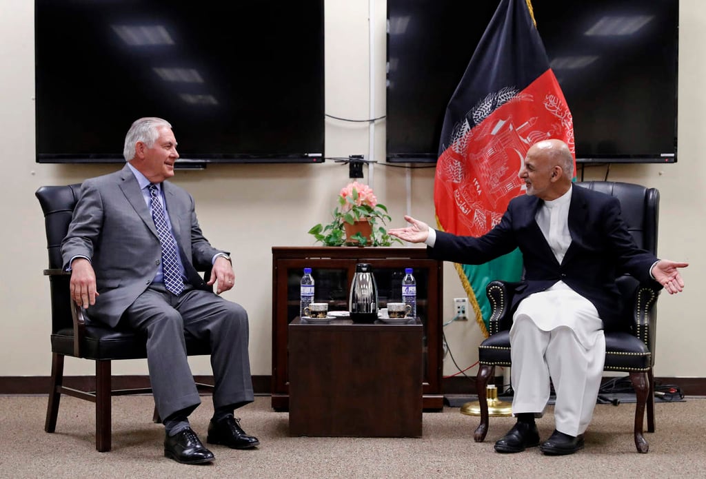 Tillerson visita por sorpresa Afganistán y se reúne con el presidente