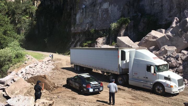 Reabren un carril de la libre Durango-Mazatlán tras derrumbe