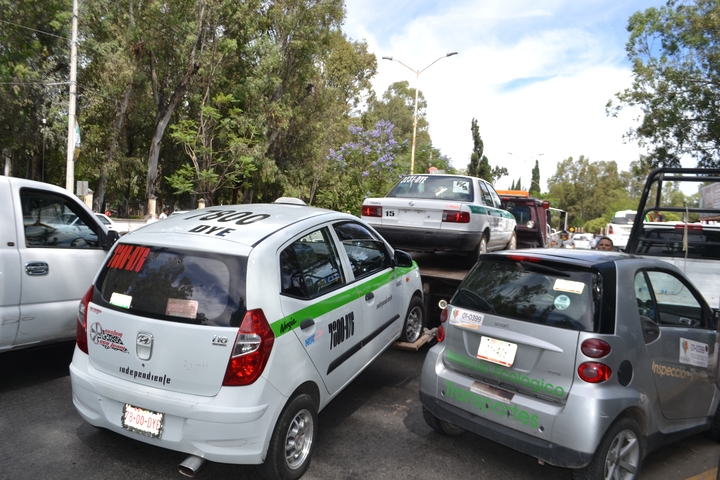 Denuncian entrega ilegal de 300 placas de transporte público