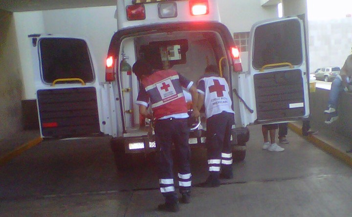 Padre e hijo en moto son impactados por camioneta