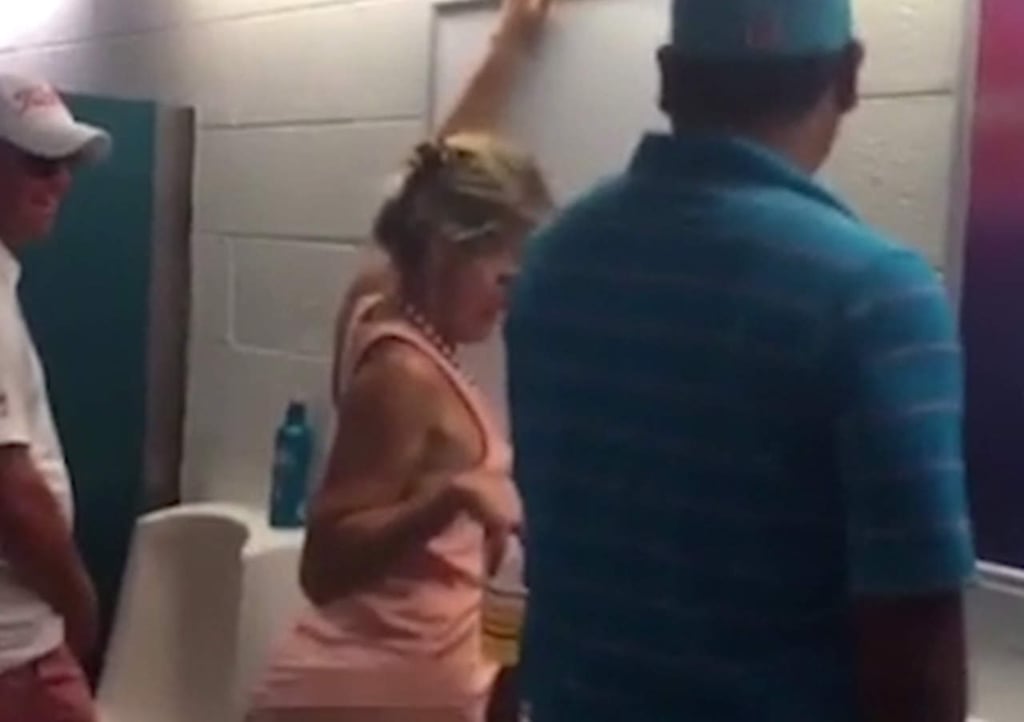 Mujer utiliza el mingitorio de hombres durante juego de la NFL