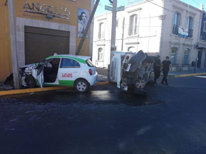 Aparatosa volcadura en el Centro