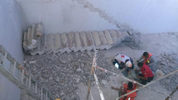 Obrero se lesiona al colapsar escalera de concreto