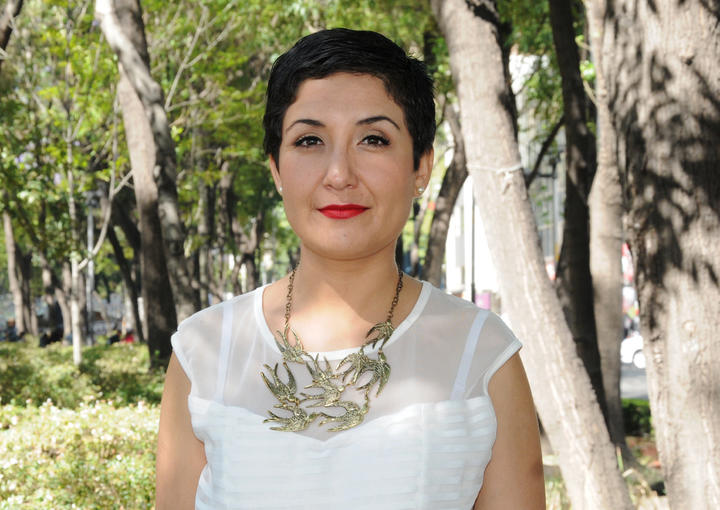 La escritora duranguense Atenea Cruz recibe premio nacional
