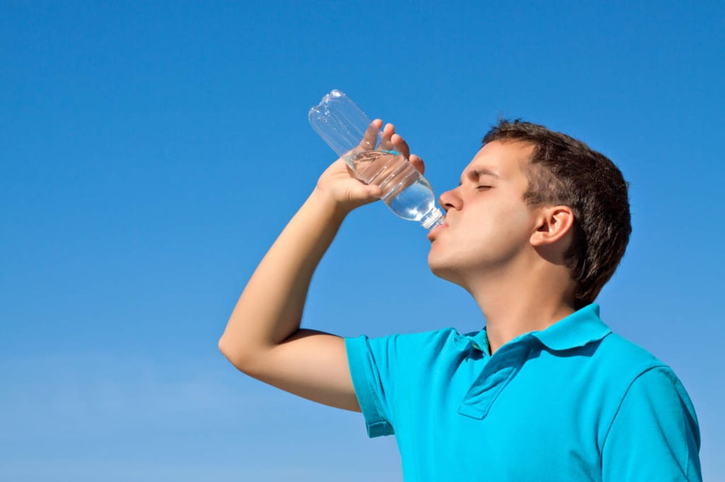 Cómo determinar la cantidad de agua que debes beber