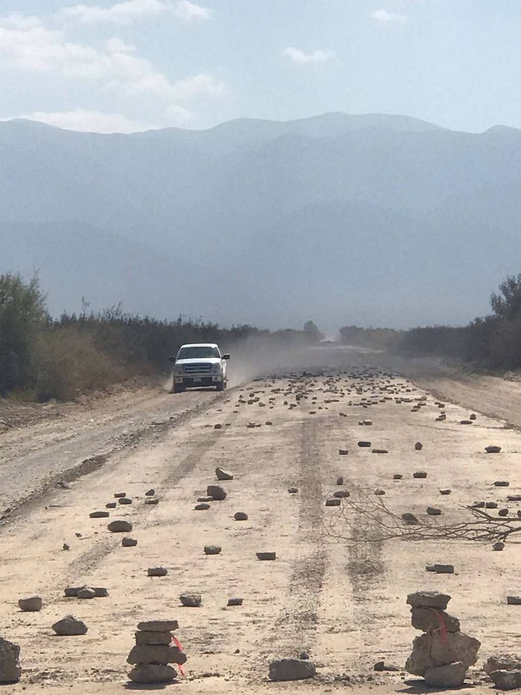 Urge pavimento en la vía Vicente Suárez