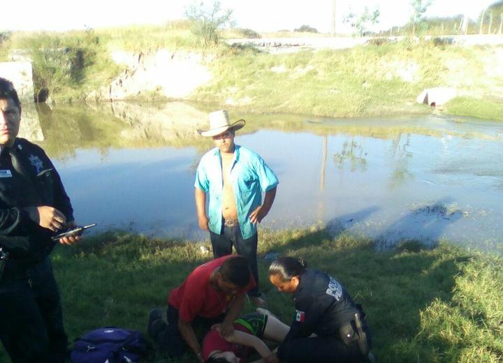 Rescatistas salvan de ahogarse a una adolescente
