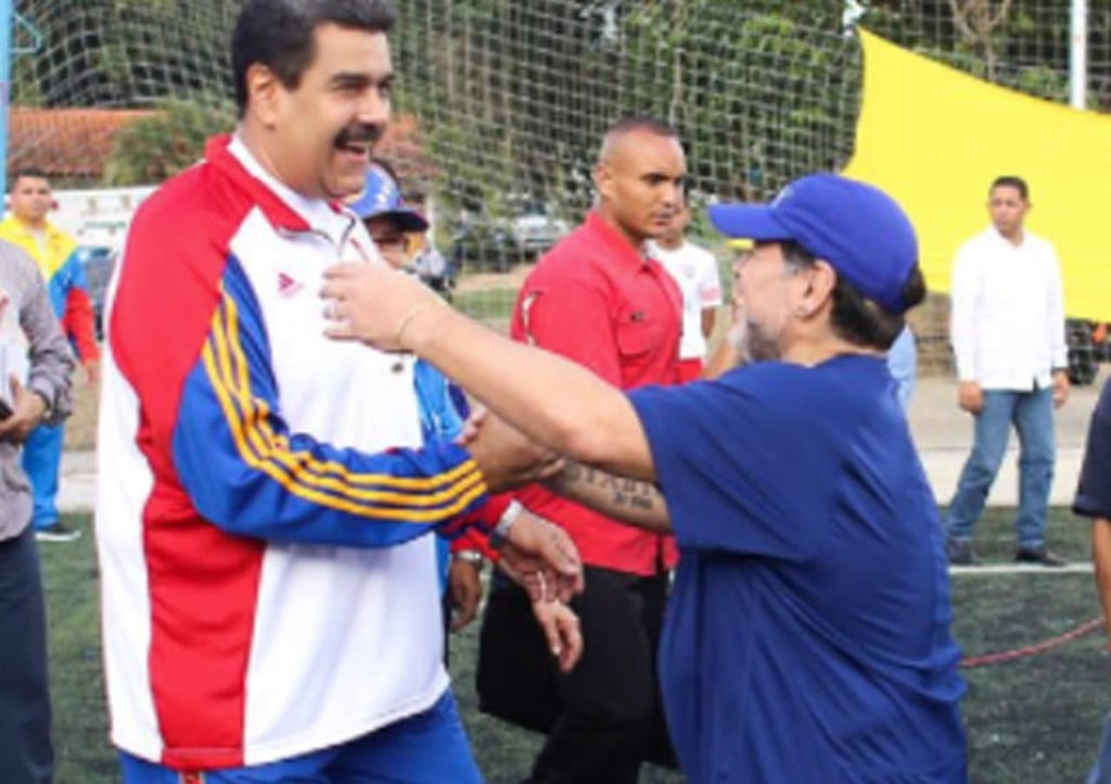 Nicolás Maduro se enfrenta a Maradona en un partido de futbol