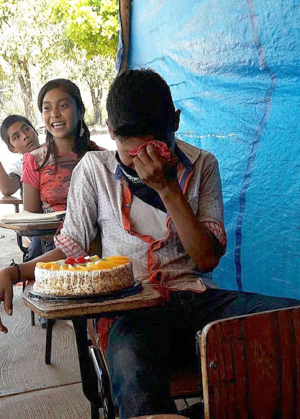 Conmueve reacción de niño mexicano con su primer pastel de cumpleaños