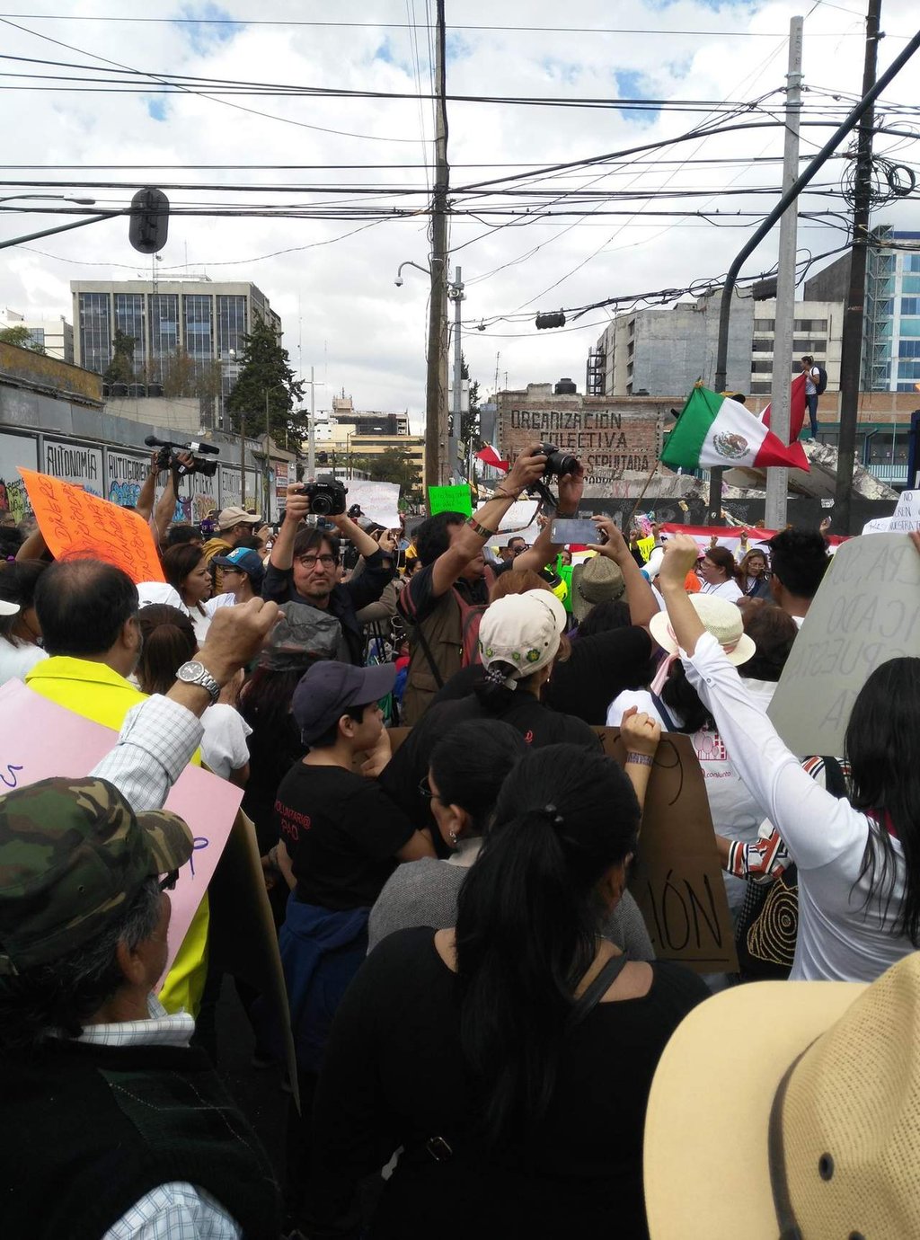Protestan damnificados del 19-S por falta de respuesta en el Zócalo