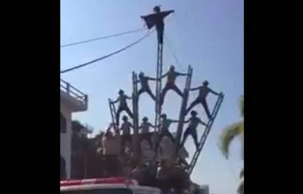 Caen bomberos de 6 metros de altura durante acrobacia en Jalisco