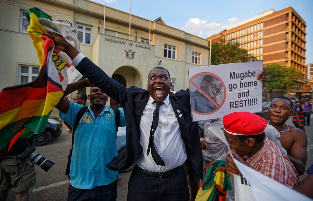 Calles de Zimbabwe reciben con euforia la dimisión de Mugabe