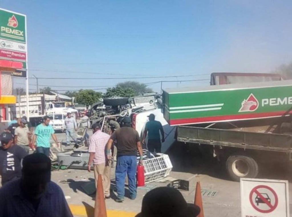 Tráiler choca contra gasolinera en Michoacán; 4 muertos