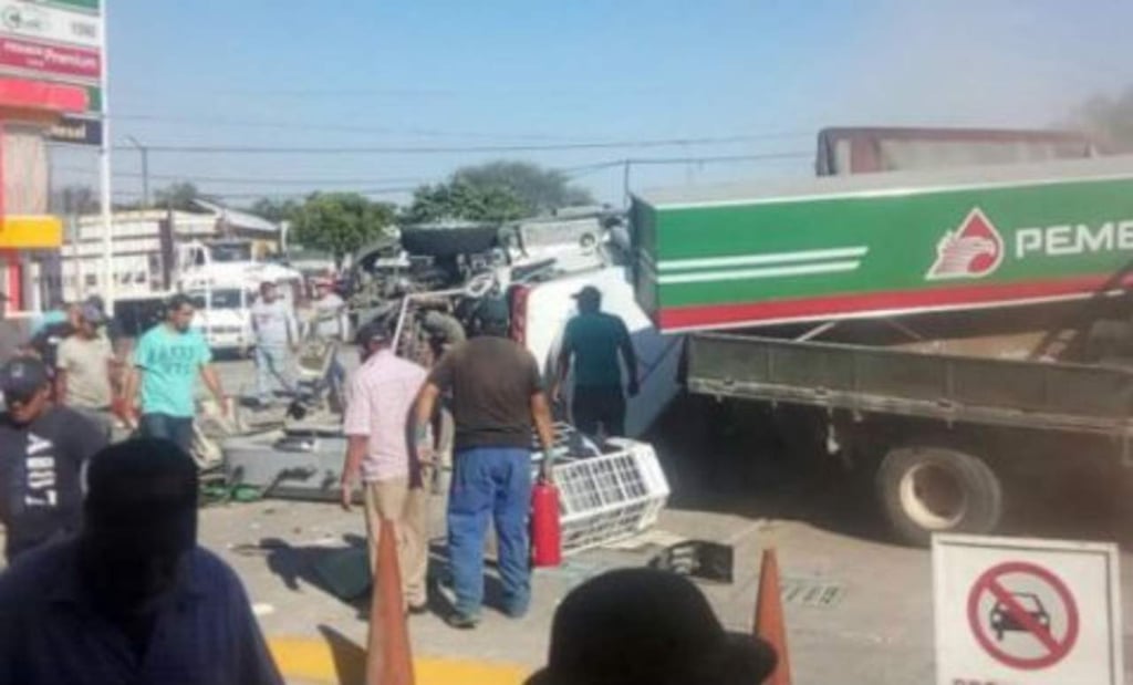 Aumenta a 6 muertos choque de tráiler contra gasolinera en Michoacán
