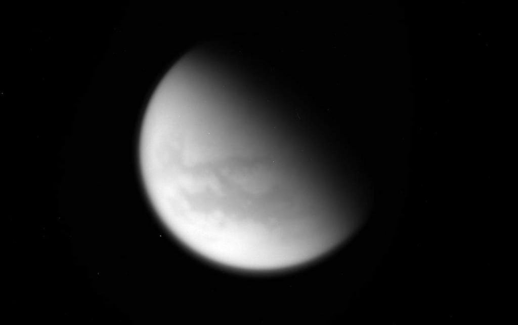 Gases raros desencadenaron un vórtice polar en Titán