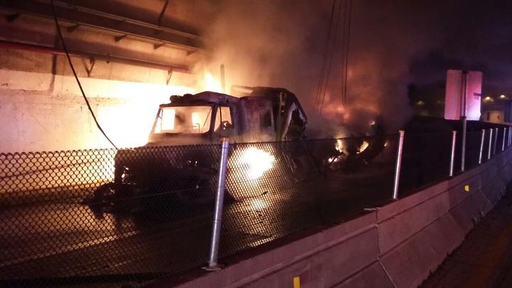 Arde camión cargado con carne en túnel de la 'Súper'