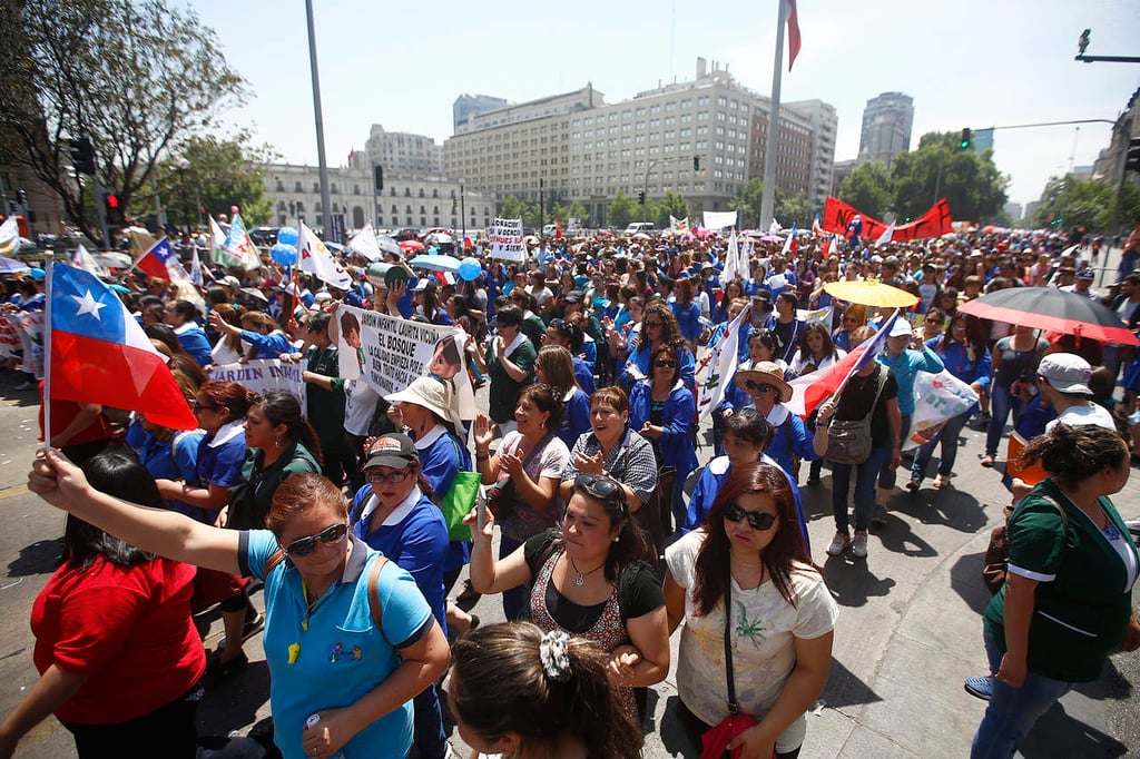 Empleados públicos chilenos paralizan labores en demanda de ajuste salarial