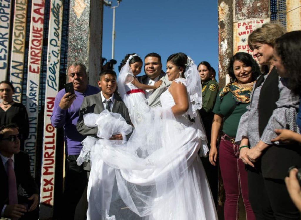 Mexicana y estadounidense se casan en la valla fronteriza