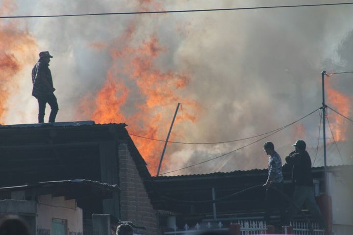 Fuego consume 4 casas en El Salto