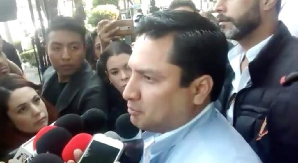 Julión Álvarez comparece por presuntos nexos con Raúl Flores