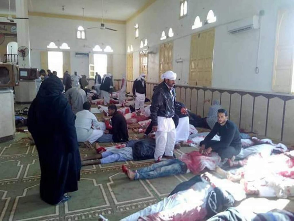 Suman 235 los muertos por ataque terrorista en mezquita en Sinaí egipcio