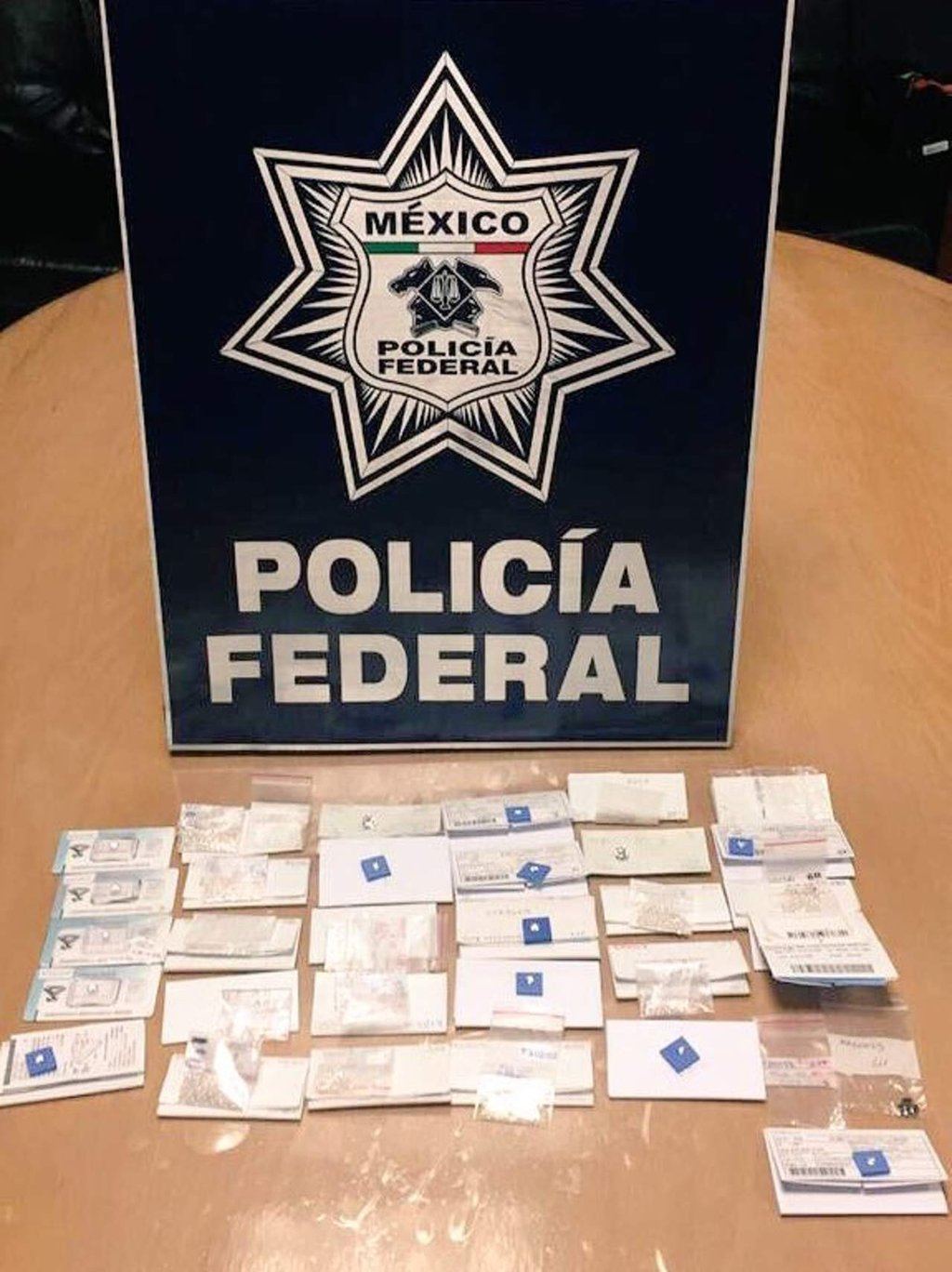 Un español es detenido con 11,500 diamantes en el AICM
