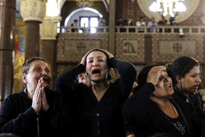 Atentado en Egipto causa 235 muertos