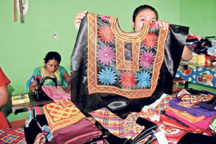Venden indígenas artesanía al mundo