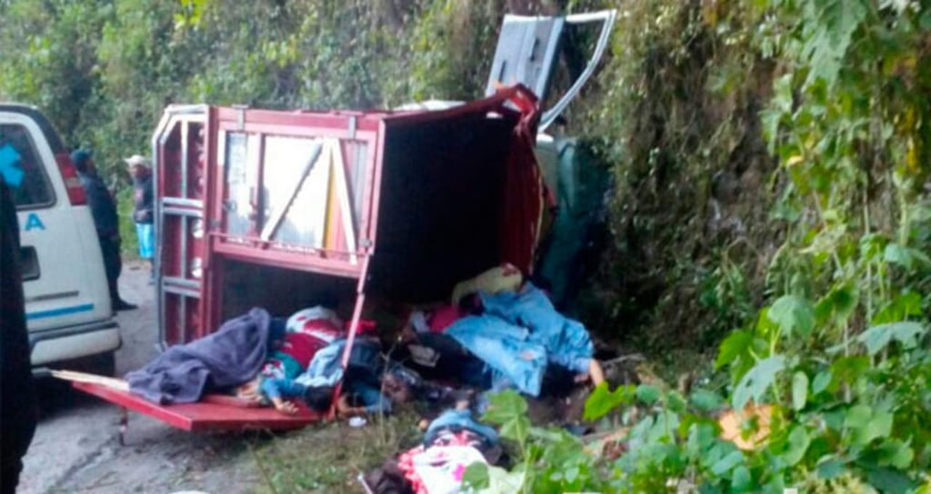 Suman 18 muertos por accidente en la Sierra Norte de Puebla
