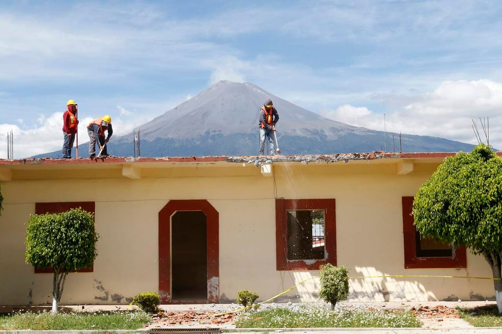 Entregan tarjetas para reconstrucción en Puebla